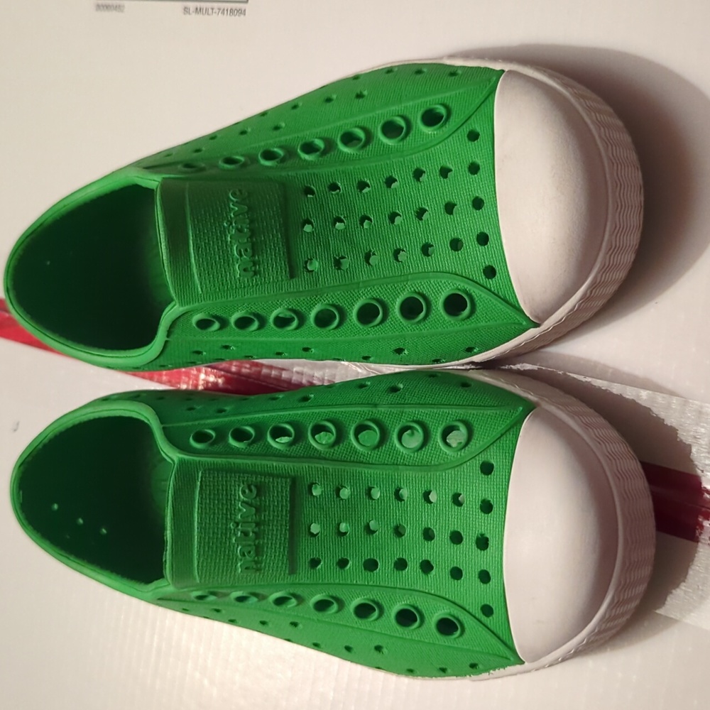 Native Slip-On shoes Toddler Size 8 Lime 💚